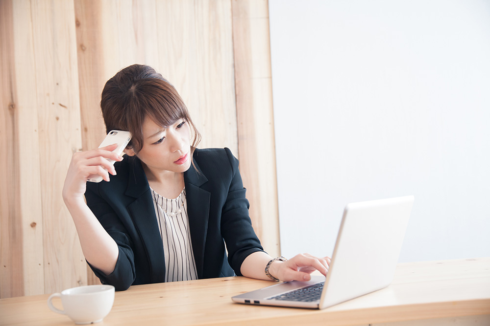 PC作業の女性