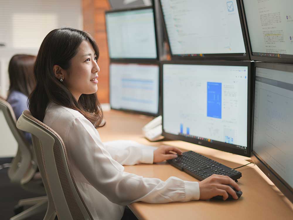 PC作業の女性